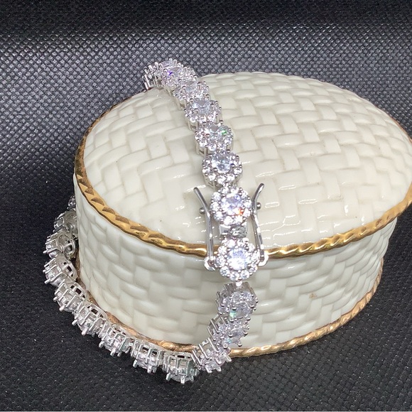 Gorgeous Cubic Zirconia 8” Tennis Bracelet, NWOT - Picture 6 of 6